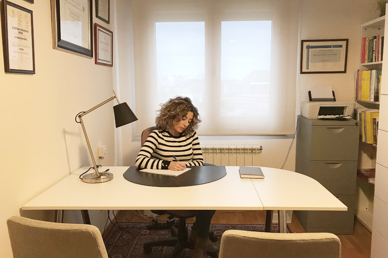 La psicóloga Lucía Prendes en su consulta de psicología en Gijón